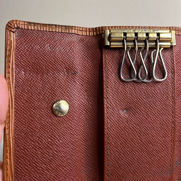 Louis Vuitton Epi Brown color 4 key case - Picture 12 of 12